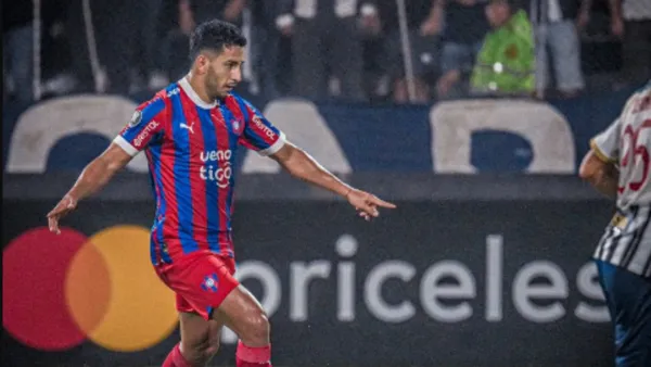 Cecilio Domínguez en el juego contra Alianza Lima