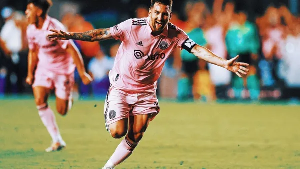 Con un sensacional golazo, Lionel Messi debutó con su nuevo equipo y estuvo un paraguayo.