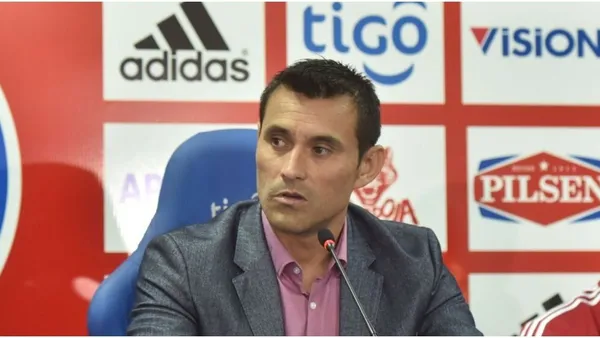 El director deportivo de la Albirroja, Justo Villar tuvo una discusión con un comunicador.