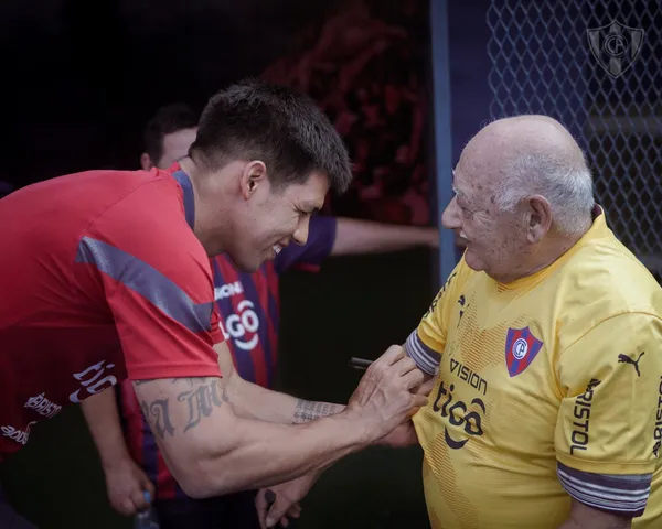 El ex arquero azulgrana estuvo compartiendo con los actuales futbolistas del Ciclón.