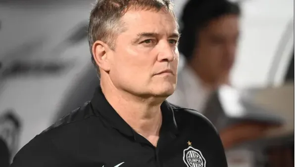 El ex entrenador uruguayo de Olimpia, Diego Aguirre no encuentra la vuelta en su nuevo club.