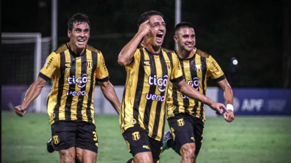 El golazo de Manzur se robó los aplausos en la noche aurinegra