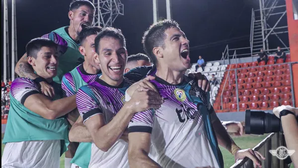 El lateral convirtió un gran tanto en la victoria gumarela