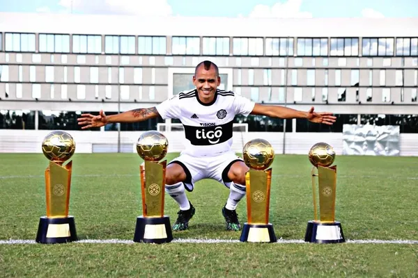 El lateral derecho colombiano dejó el decano después de varias temporadas.