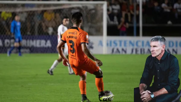 Hugo Benítez jugando en Olimpia y Martín Palermo