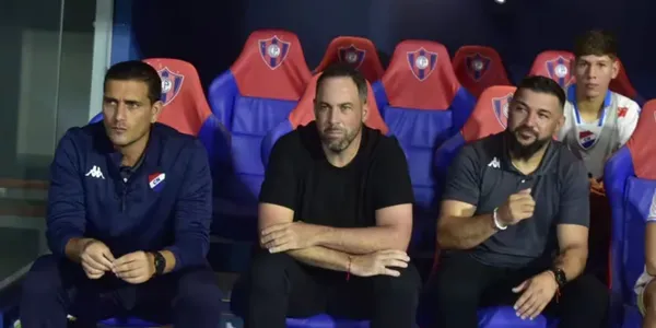 Juan Pablo Pumpido observando durante la derrota de Nacional ante Cerro