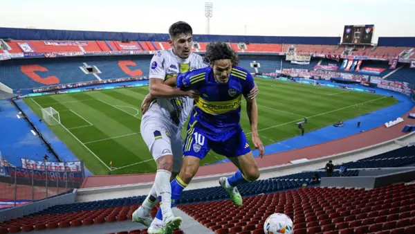 Jugadores de Boca Juniors y Trinidense disputando el balón en La Nueva Olla