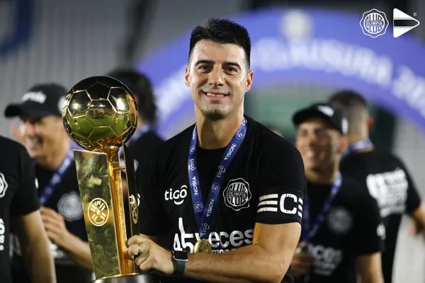 Julio César Cáceres sería el último entrenador en poder levantar un trofeo con el Rey de Copas.