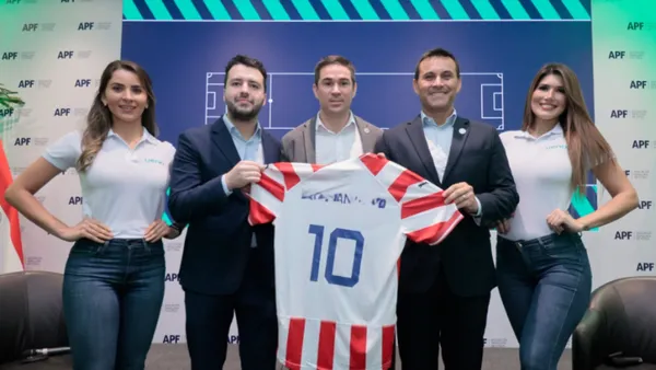 Justo Villar con los integrantes de la actividad albirroja