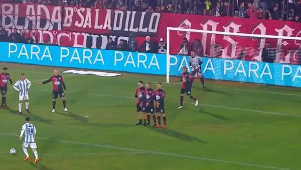 Justo VIllar participó de la despedida del argentino Maxi Rodríguez y sufrió un gol de Messi.