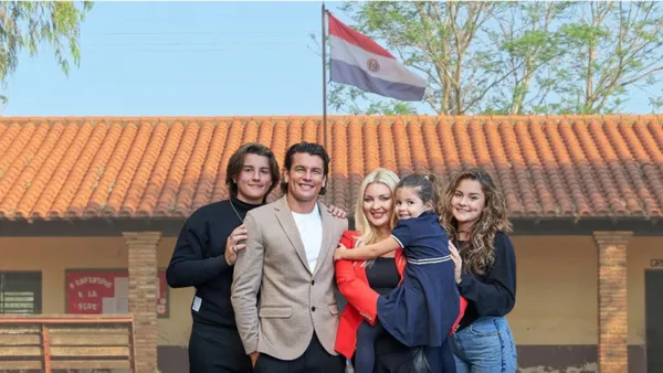Nelson Haedo Valdez con un gran gesto con los niños de su ciudad