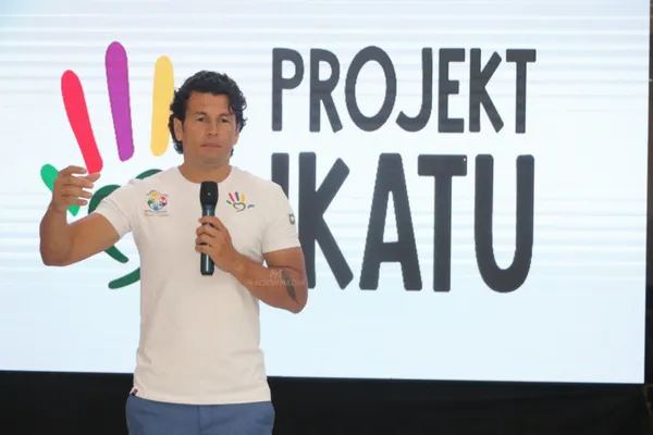 Nelson Haedo Valdez trabaja en diversas obras benéficas.