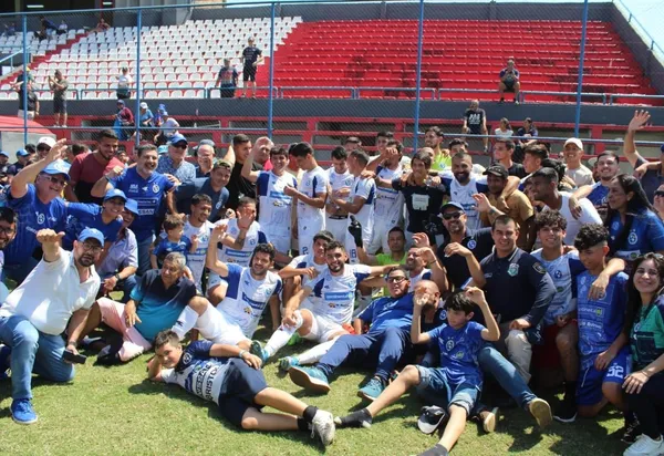 Sol de América ascendió a primera división y tuvo un particular jugador alentando.