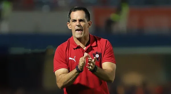 Tras la salida de Diego Gavilán, Víctor Bernay se hará cargo del plantel azulgrana.