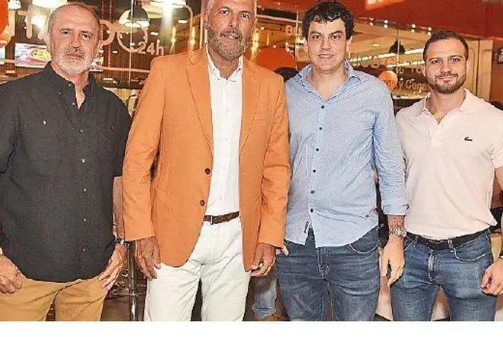 Albino Alonso Zapag (de negro) al lado de Juan José