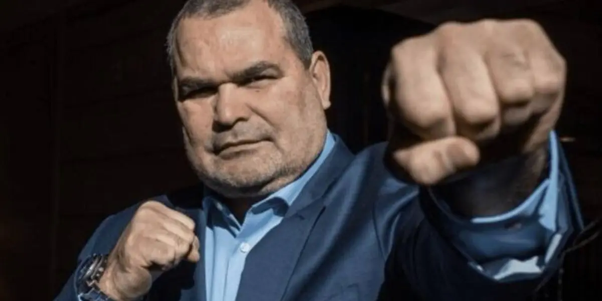El ex arquero paraguayo quiere demostrar sus habilidades de pelea contra un político.