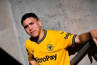 El joven futbolista Enso González ya viajó a Inglaterra para jugar por el Wolverhampton.