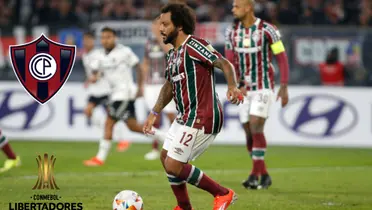 Marcelo dominando el balón en el juego de Copa Libertadores
