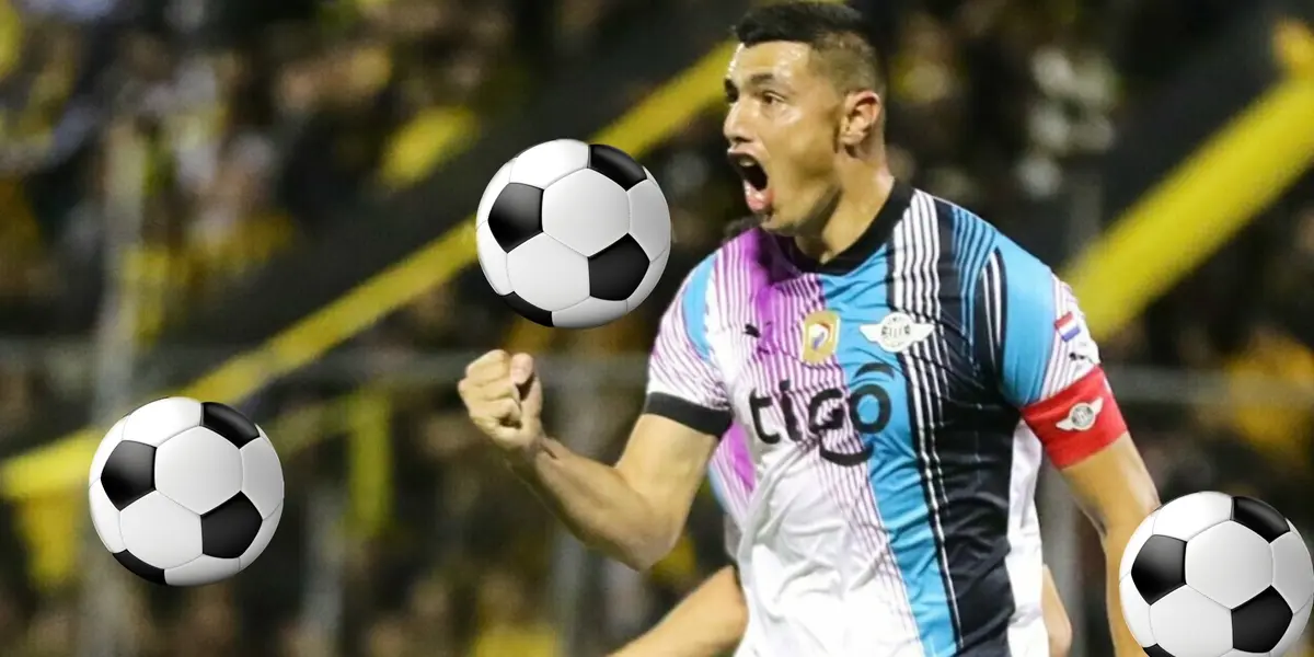 Óscar Tacuara Cardozo festejando un gol de Libertad