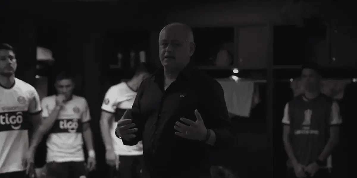 A pesar de las múltiples críticas de los hinchas, Francisco Arce quiere que siga en el plantel.