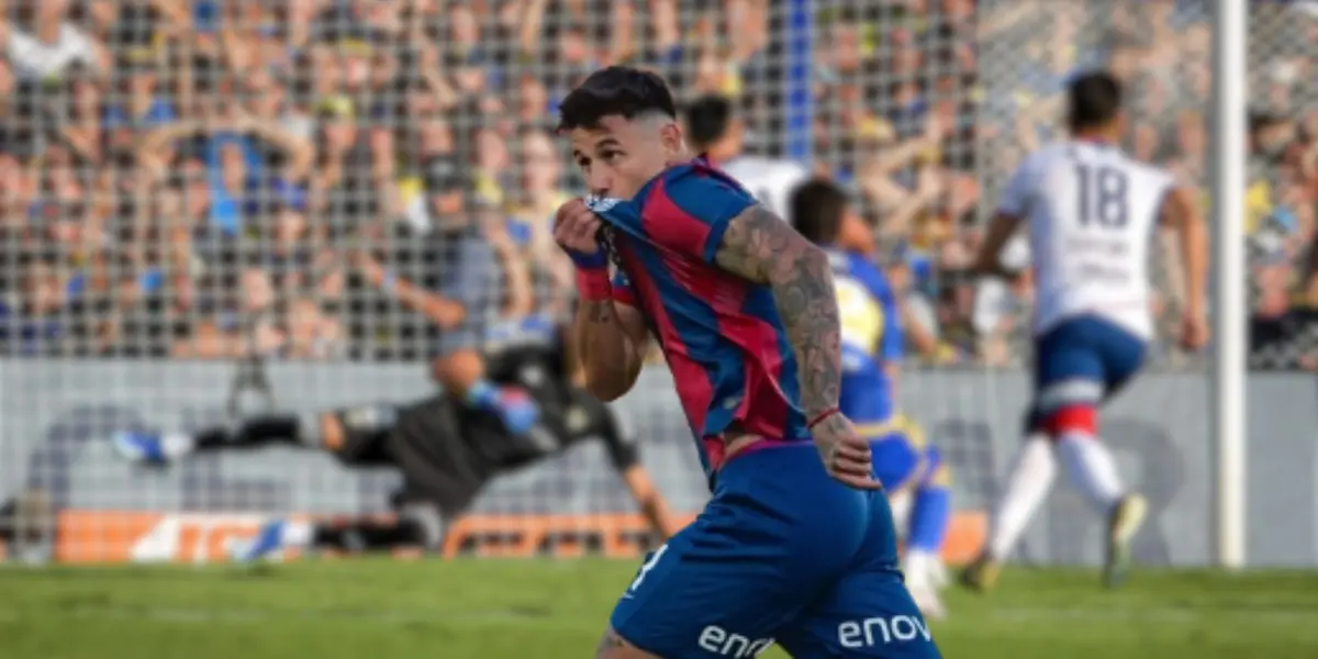 Adam Bareiro se besa el escudo de la camiseta con San Lorenzo en Argentina