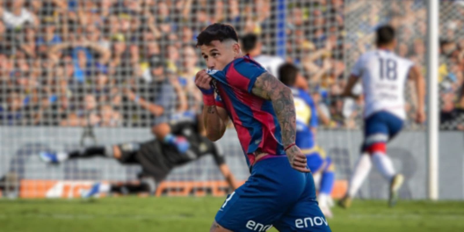 Adam Bareiro se besa el escudo de la camiseta con San Lorenzo en Argentina