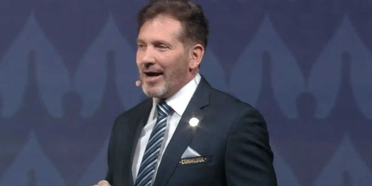 Alejandro Domínguez iba a mencionar tres puntos pero sólo recordó dos.