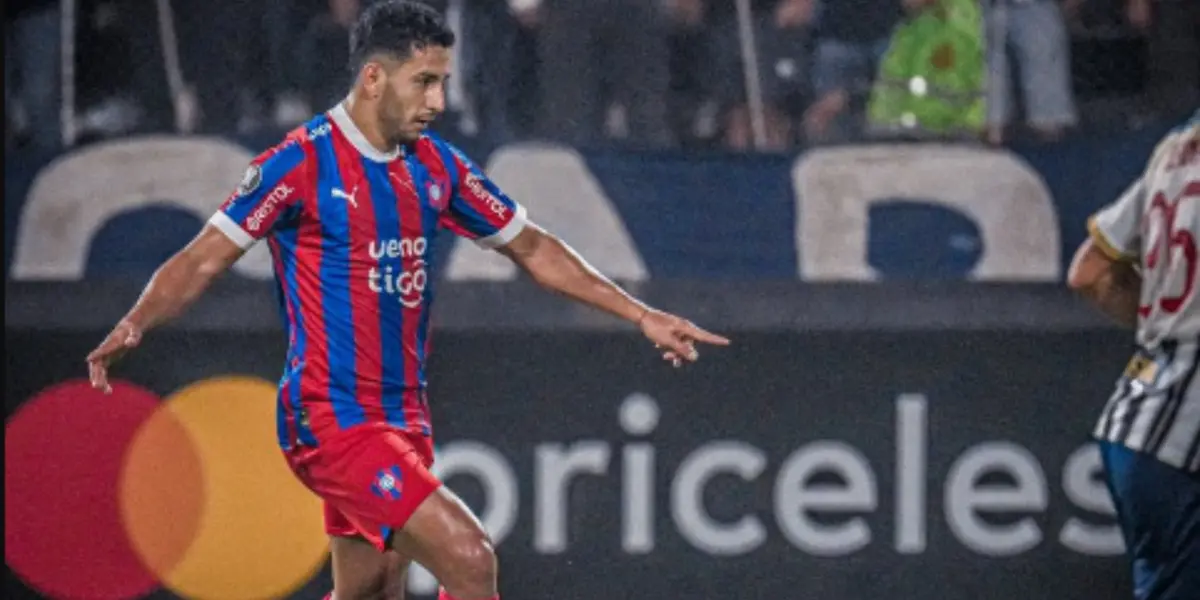 Cecilio Domínguez en el juego contra Alianza Lima