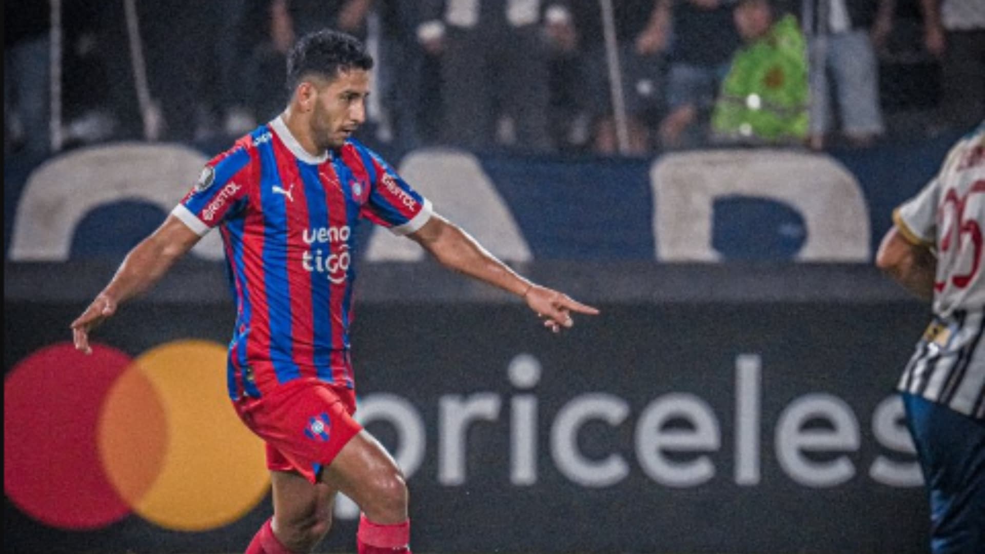 Cecilio Domínguez en el juego contra Alianza Lima