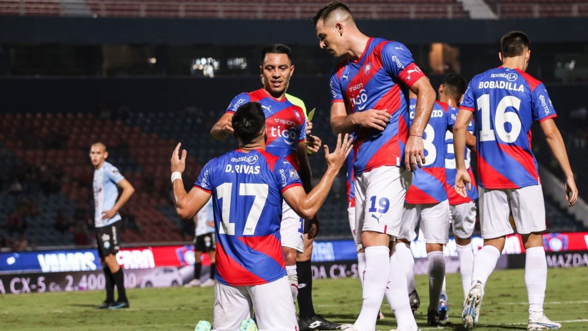Cerro Porteño intentará mantener su paternidad ante clubes bolivianos.