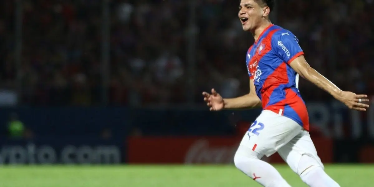 Cerro Porteño oficializó la salida del volante creativo obsequiándolo una camiseta peculiar.