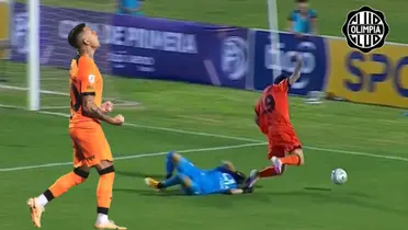 Derlis González grita su gol de penal tras la falta que le hicieron a Lucas Pratto