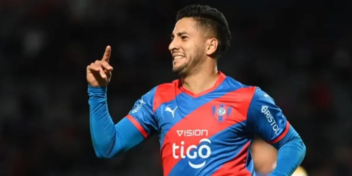 El 10 del Ciclón salió sonriente en una curiosa fotografía