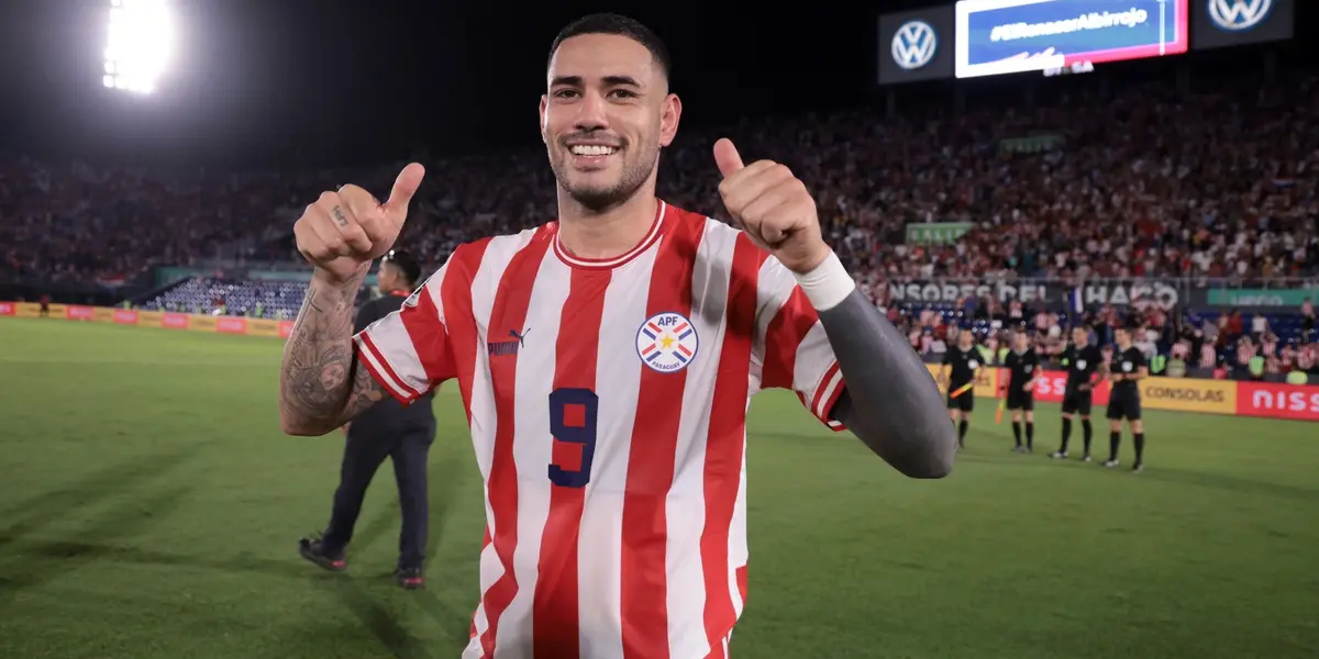 El atacante del Torino sacó su faceta paternal jugando con su pequeña.