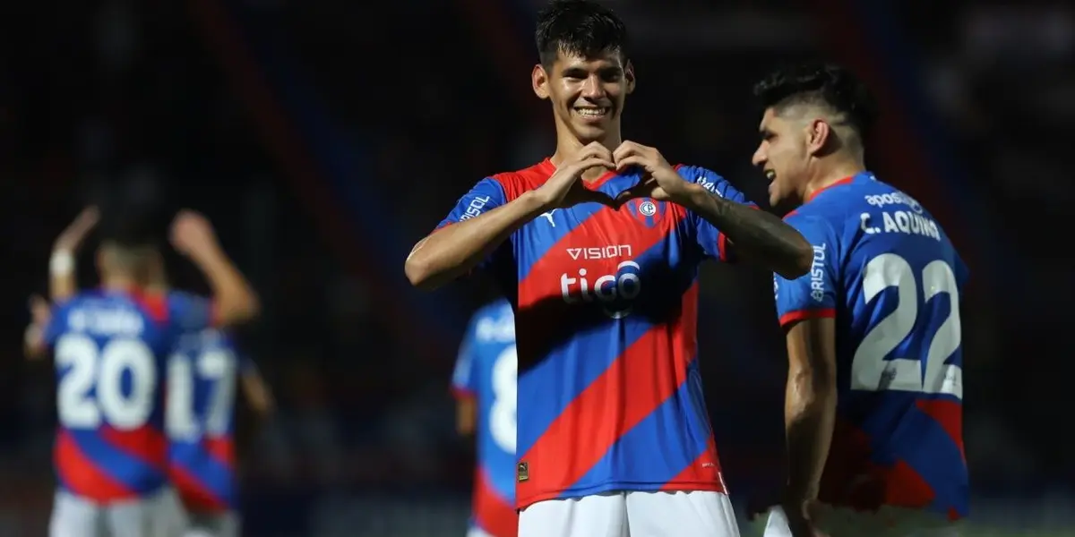 El atacante paraguayo fue a Toluca y obviamente no pudo llevar su lujoso vehículo.