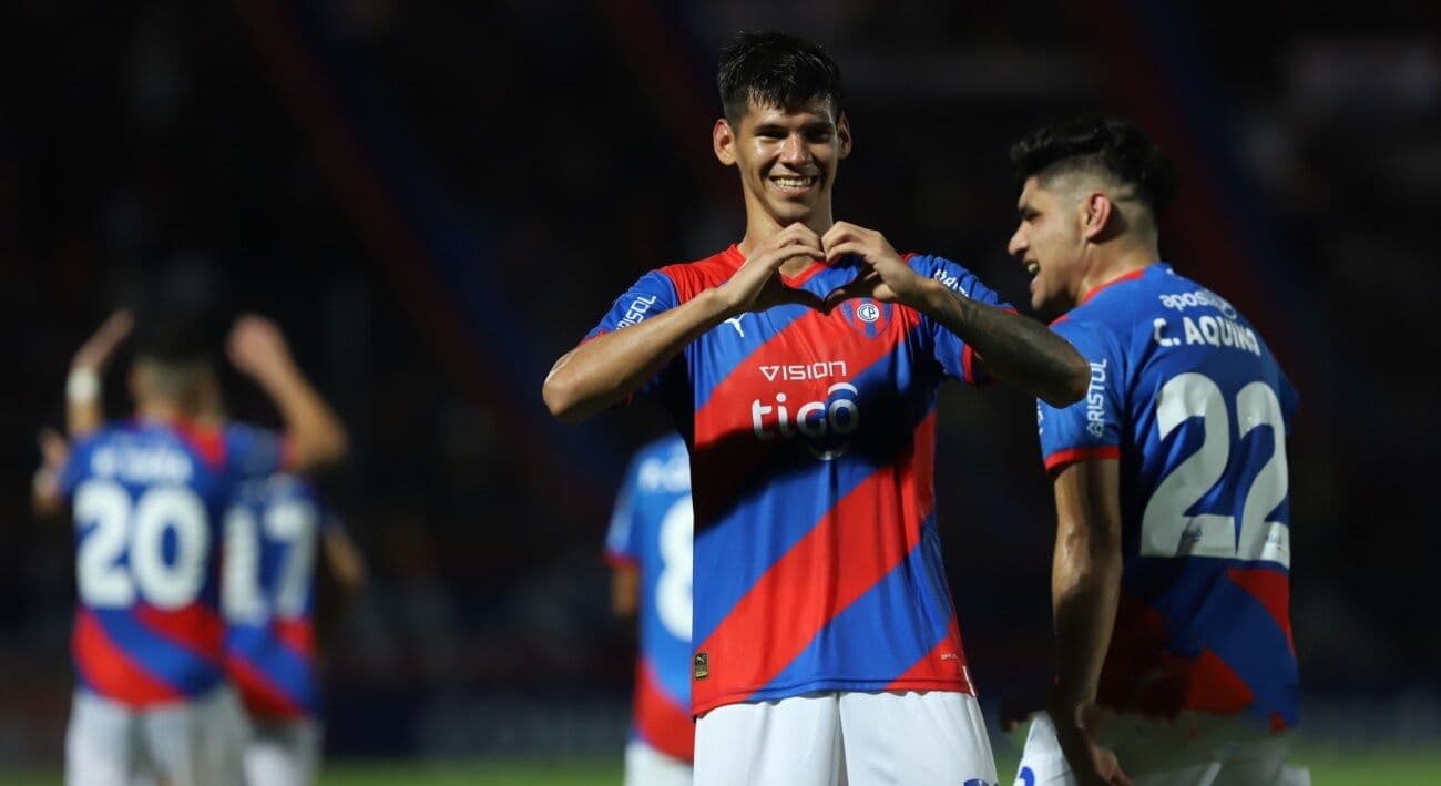 El atacante paraguayo fue a Toluca y obviamente no pudo llevar su lujoso vehículo.