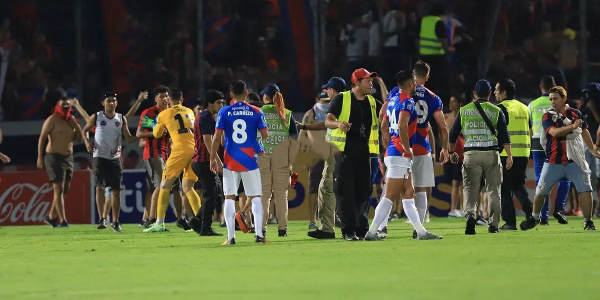 El Ciclón perdió en el primer partido, los hinchas se cansaron e ingresaron al campo de juego.