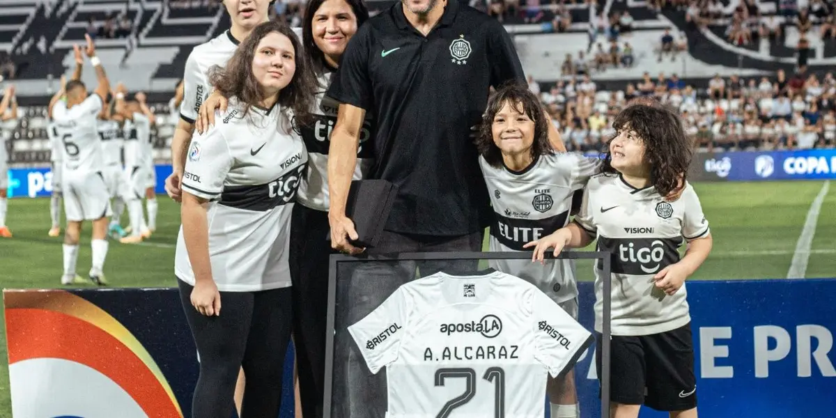 El defensor central oficialmente dejó el fútbol tras más de 20 años de carrera.