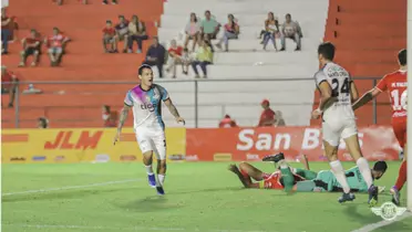 El delantero colaboró en la victoria de Libertad en Mallorquín