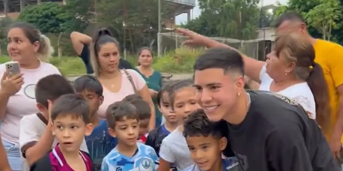 El delantero del Wolverhampton visitó su ex club antes de volver