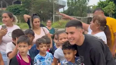 El delantero del Wolverhampton visitó su ex club antes de volver