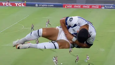 El delantero paraguayo fue golpeado bruscamente por el brasileño