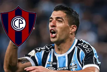 El delantero uruguayo hizo llegar su camiseta a Barrio Obrero a través de Villasanti.