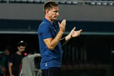 El entrenador argentino llegó a Paraguay para observar el clásico pero podría quedarse.