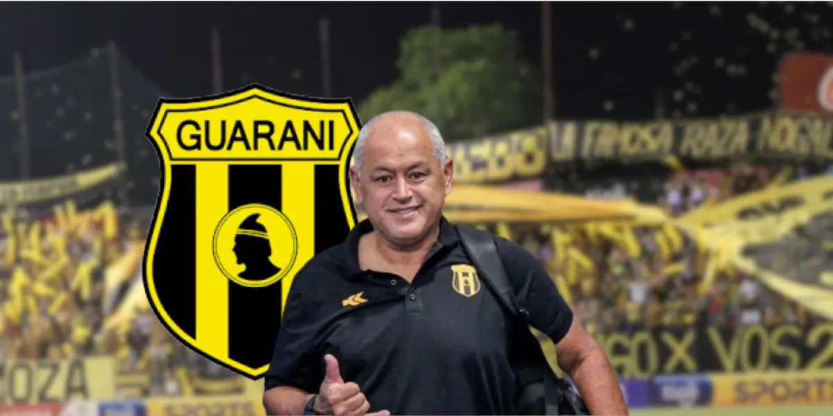 El entrenador de Guaraní, Francisco Arce, con la playera del club