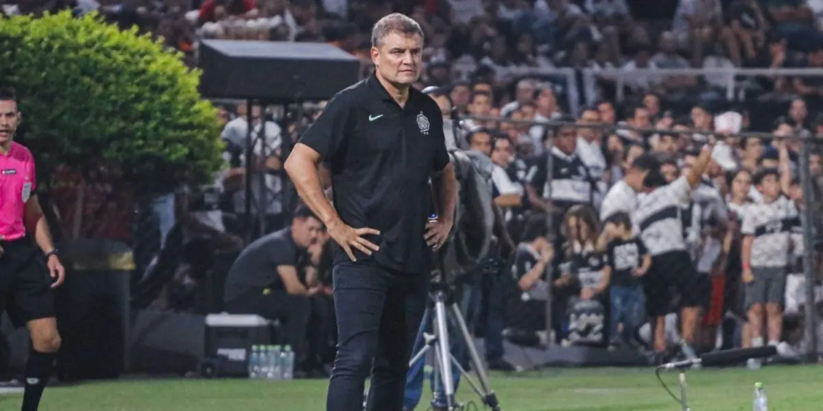 El entrenador uruguayo Diego Aguirre es foco constante de críticas y abucheos por parte de la afición del Franjeado en cada juego del Olimpia tanto a nivel local como internacional.