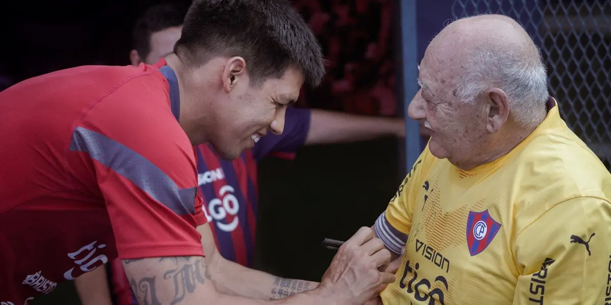 El ex arquero azulgrana estuvo compartiendo con los actuales futbolistas del Ciclón.