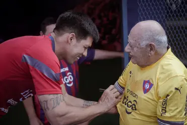 El ex arquero azulgrana estuvo compartiendo con los actuales futbolistas del Ciclón.