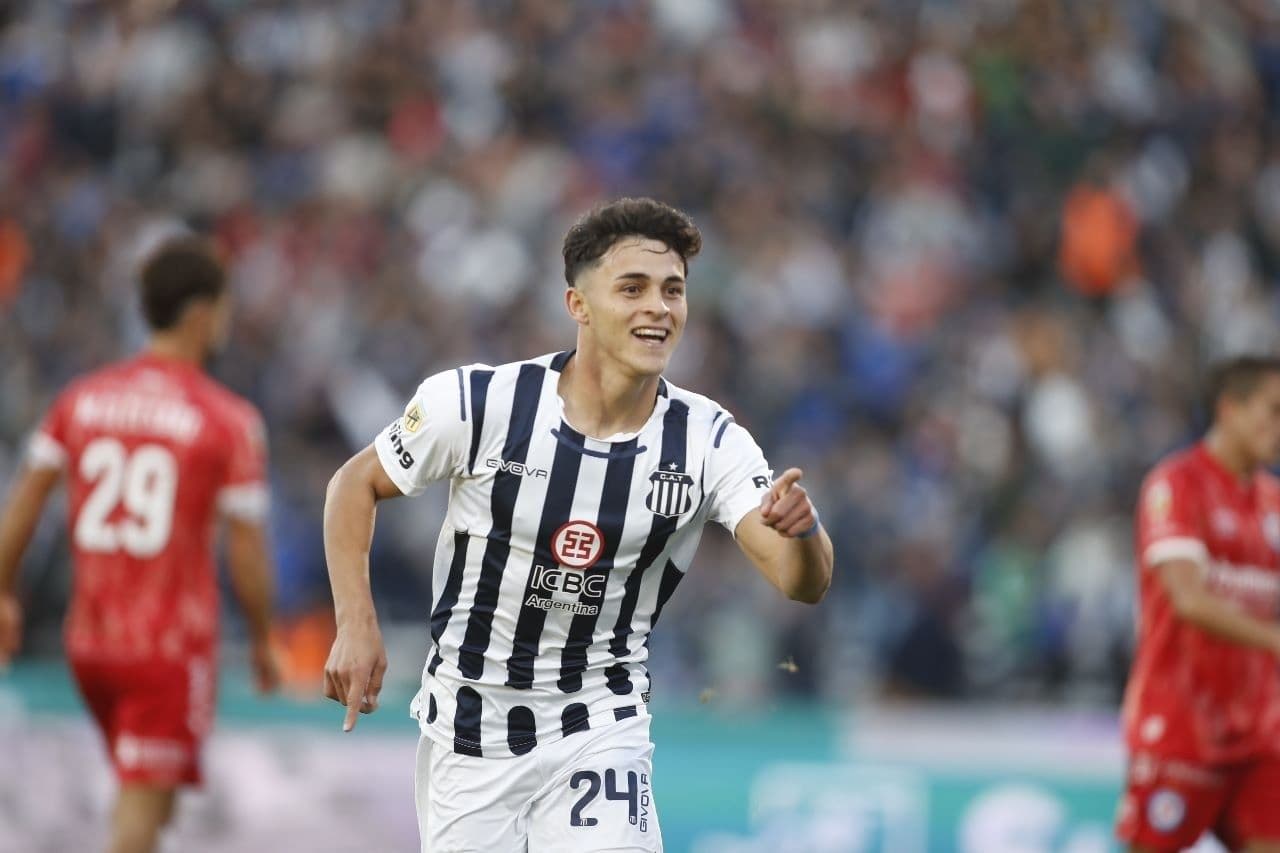 El extremo izquierdo mostró su faceta que realiza a un costado del campo de juego.