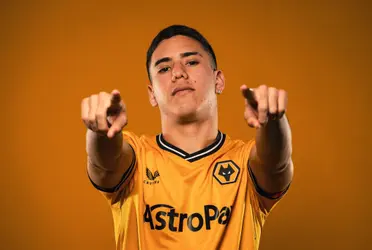 El futbolista de 18 años fue presentado oficialmente como nuevo jugador del Wolves.